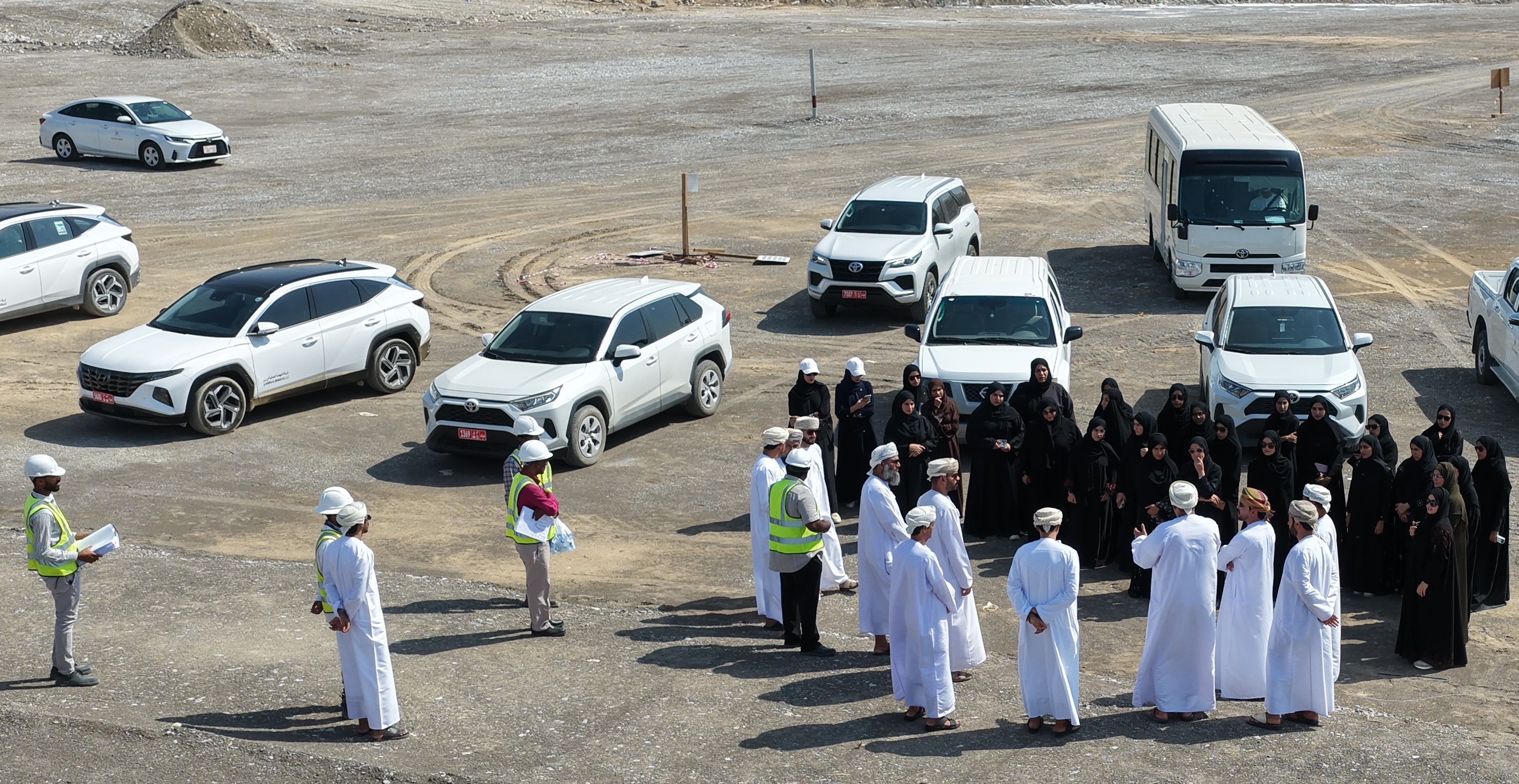بلدية الداخلية تنظّم زيارات ميدانية لمشروعات تنموية ضمن أعمال الملتقى الأول للمهندسين