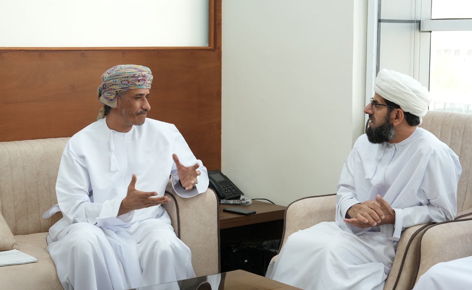 محافظة الداخلية تستقبل مدير دائرة التدقيق الداخلي بمحافظة ظفار